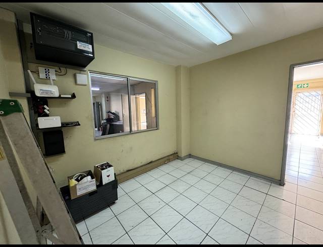 950M² WAREHOUSE TO LET IN JET PARK